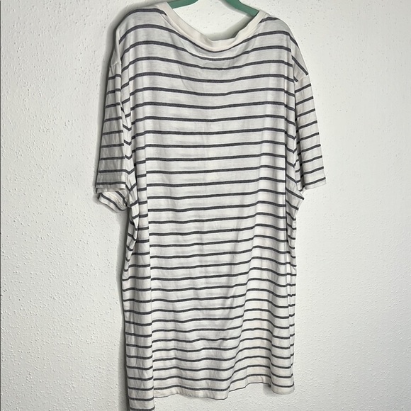 Banana Republic White and Blue Short Sleeve Tee Relaxed Fit - Picture 4 of 4